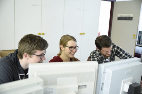 Dirk Plachta, Eva Dengler und David Sauerwein (v.l.) gehören zum FAU-Team „deFAUlt“, das die FAU auf dem Supercomputer-Wettbewerb in Denver vertritt. (Bild: FAU/Luisa Macharowsky)